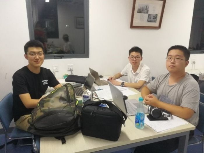 比賽場景（左起：劉一鳴、賴鵬程、王超玥）