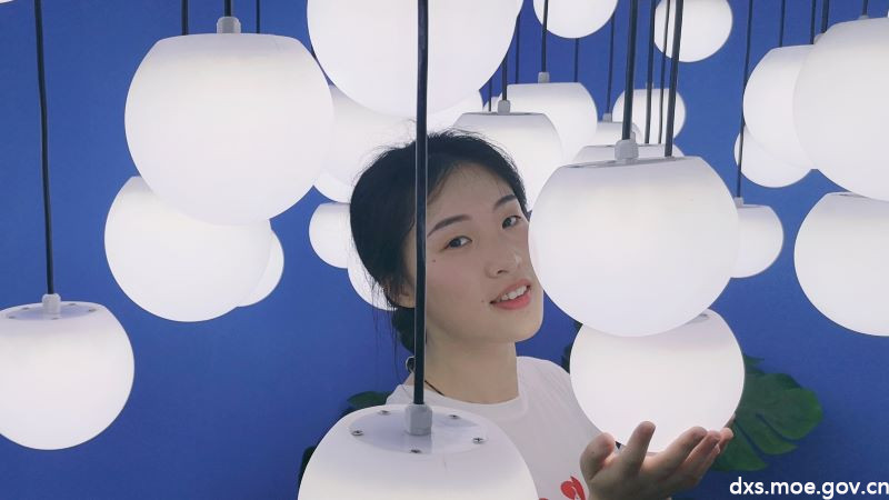 胡雨辰，同濟(jì)大學(xué)2018級(jí)本科生。在團(tuán)委活動(dòng)中培養(yǎng)愛(ài)國(guó)情懷，在交通專業(yè)中鍛煉工科素養(yǎng)，在生活中保持一顆雅致文藝的心。才情與浪漫并存，細(xì)致認(rèn)真卻不失可愛(ài)，是她的寫照。